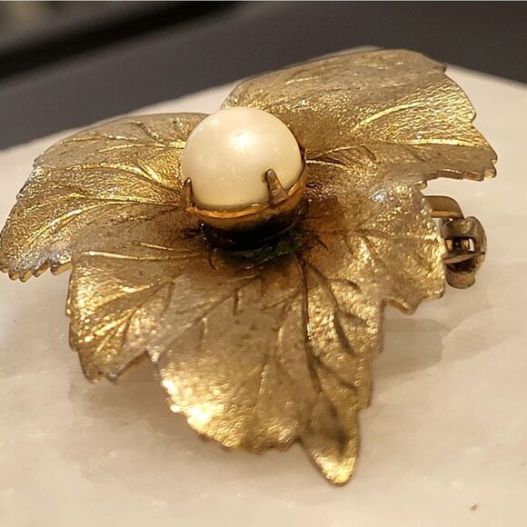 Pearl Leaf Brooch, Sarah Coventry - Picture 4 of 8